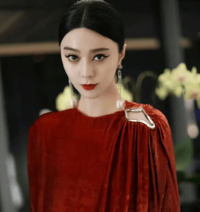 配红唇显立体五官穿“窗帘裙”惊艳四座！九游会j9登陆43范冰冰杀疯了！油头(图3)