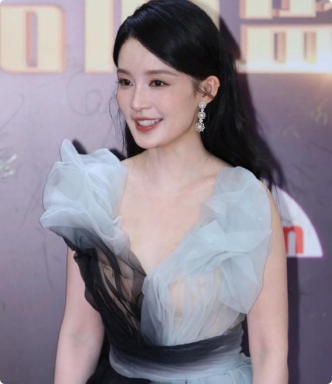 气的刘亦菲关晓彤惊艳不迎合审美却艳压群芳j9九游会真人第一品牌上海这晚被丰腴大(图4)