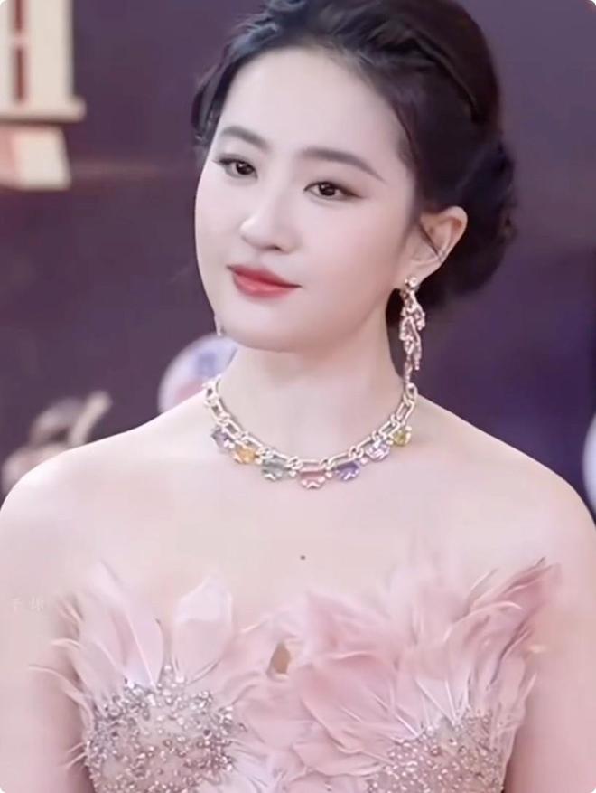 气的刘亦菲关晓彤惊艳不迎合审美却艳压群芳j9九游会真人第一品牌上海这晚被丰腴大(图3)