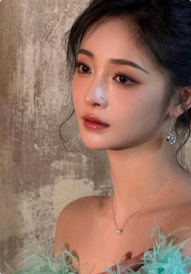 气的刘亦菲关晓彤惊艳不迎合审美却艳压群芳j9九游会真人第一品牌上海这晚被丰腴大(图7)