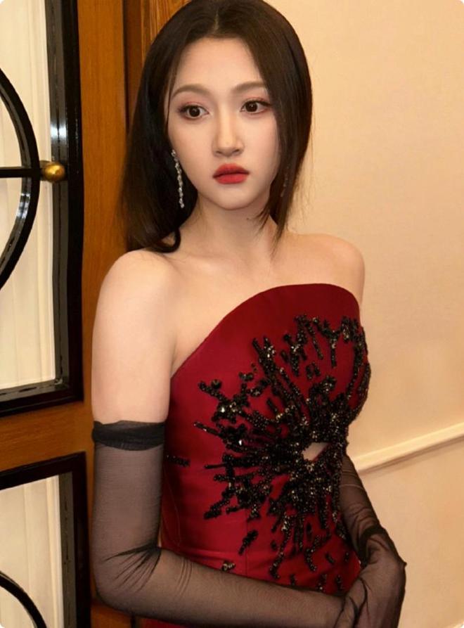 气的刘亦菲关晓彤惊艳不迎合审美却艳压群芳j9九游会真人第一品牌上海这晚被丰腴大(图8)