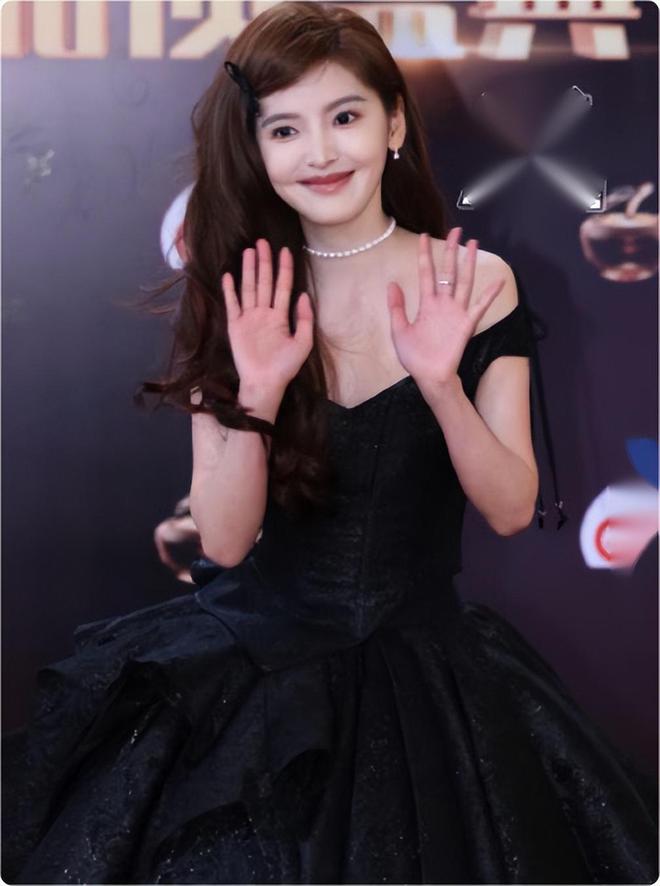 气的刘亦菲关晓彤惊艳不迎合审美却艳压群芳j9九游会真人第一品牌上海这晚被丰腴大(图10)