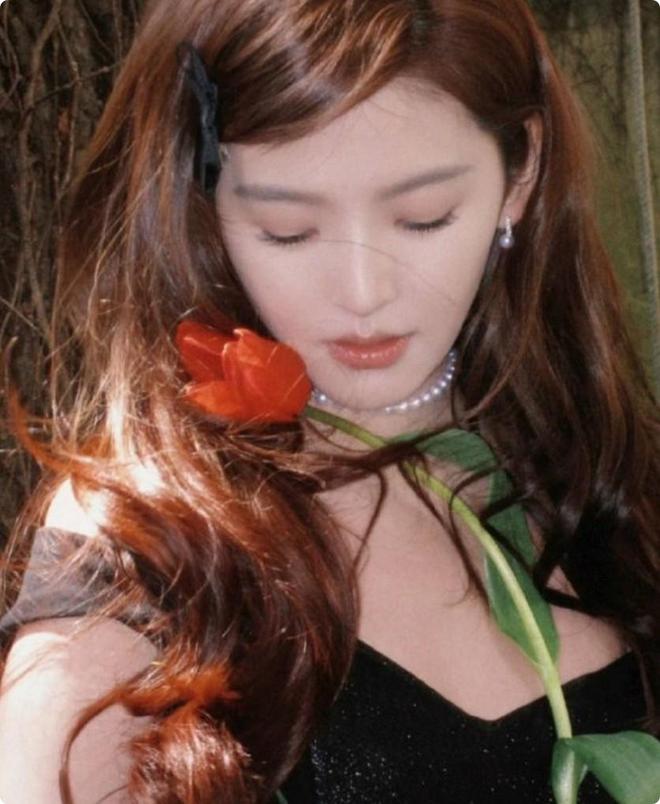 气的刘亦菲关晓彤惊艳不迎合审美却艳压群芳j9九游会真人第一品牌上海这晚被丰腴大(图12)