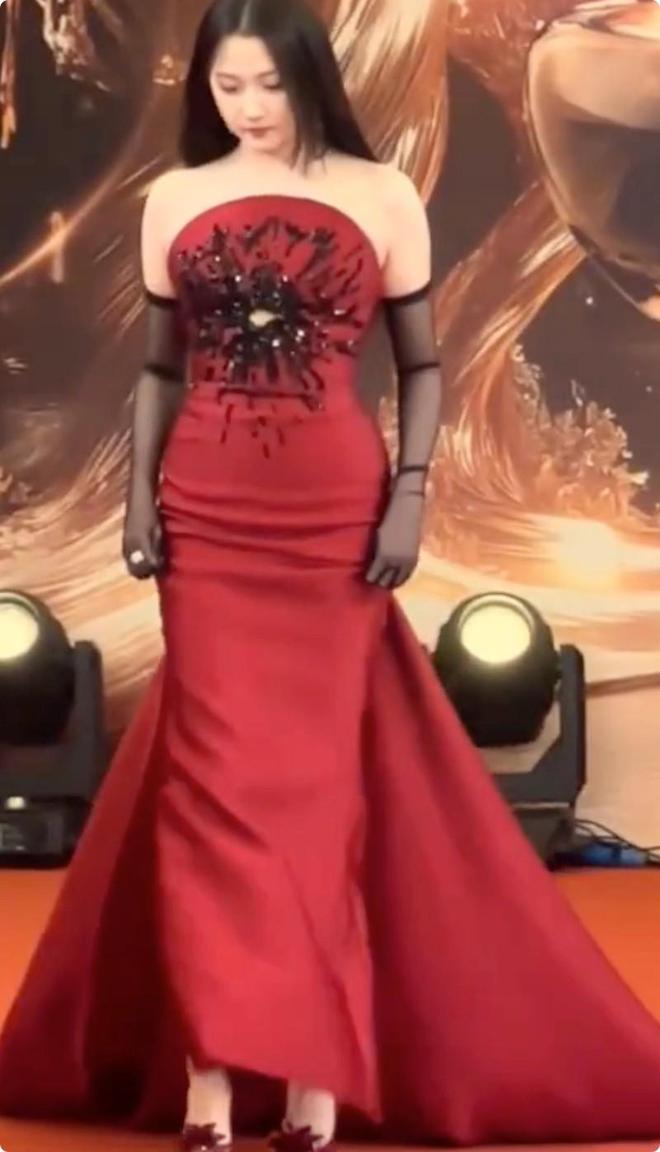 气的刘亦菲关晓彤惊艳不迎合审美却艳压群芳j9九游会真人第一品牌上海这晚被丰腴大(图11)